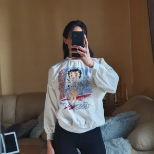 Betty boop vintage tröja - Finns inte kvar och är i lätt material tro de är 100% vävd bommull. Har blivit tvättad några gånger och tycket sitter kvar💃🏽👌🏽 •Jag är 173cm (XS) •Alltid nytvättat innan utskick.