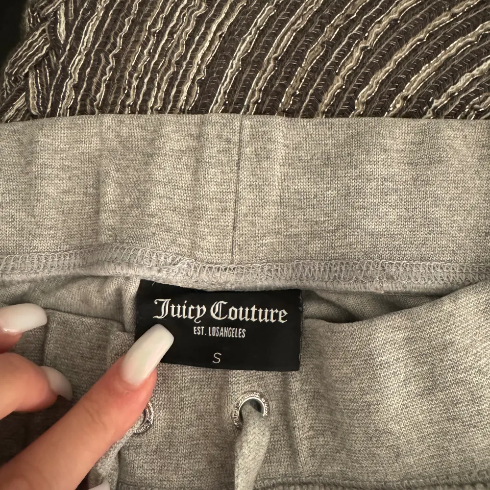 Gråa mjukisbyxor från juicy couture.  Knappt använda  Storlek S  600kr plus frakt  . Jeans & Byxor.