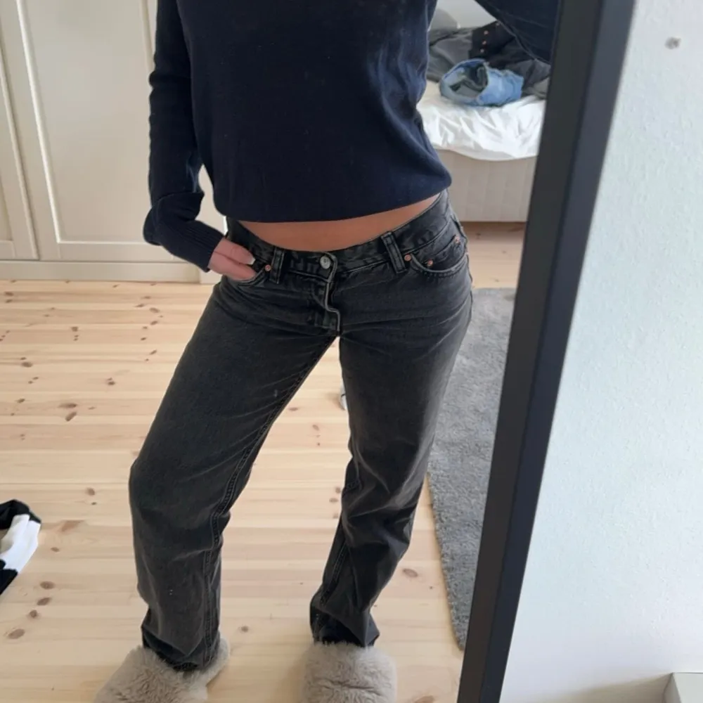 Svarta lågmidjade jeans från Gina tricot, aldrig använda 💓. Jeans & Byxor.