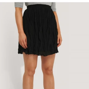 Minikjol - Säljer denna minikjol i storlek xs. Stretchig i resår så passar även s. Skriv privat vid intresse🤎