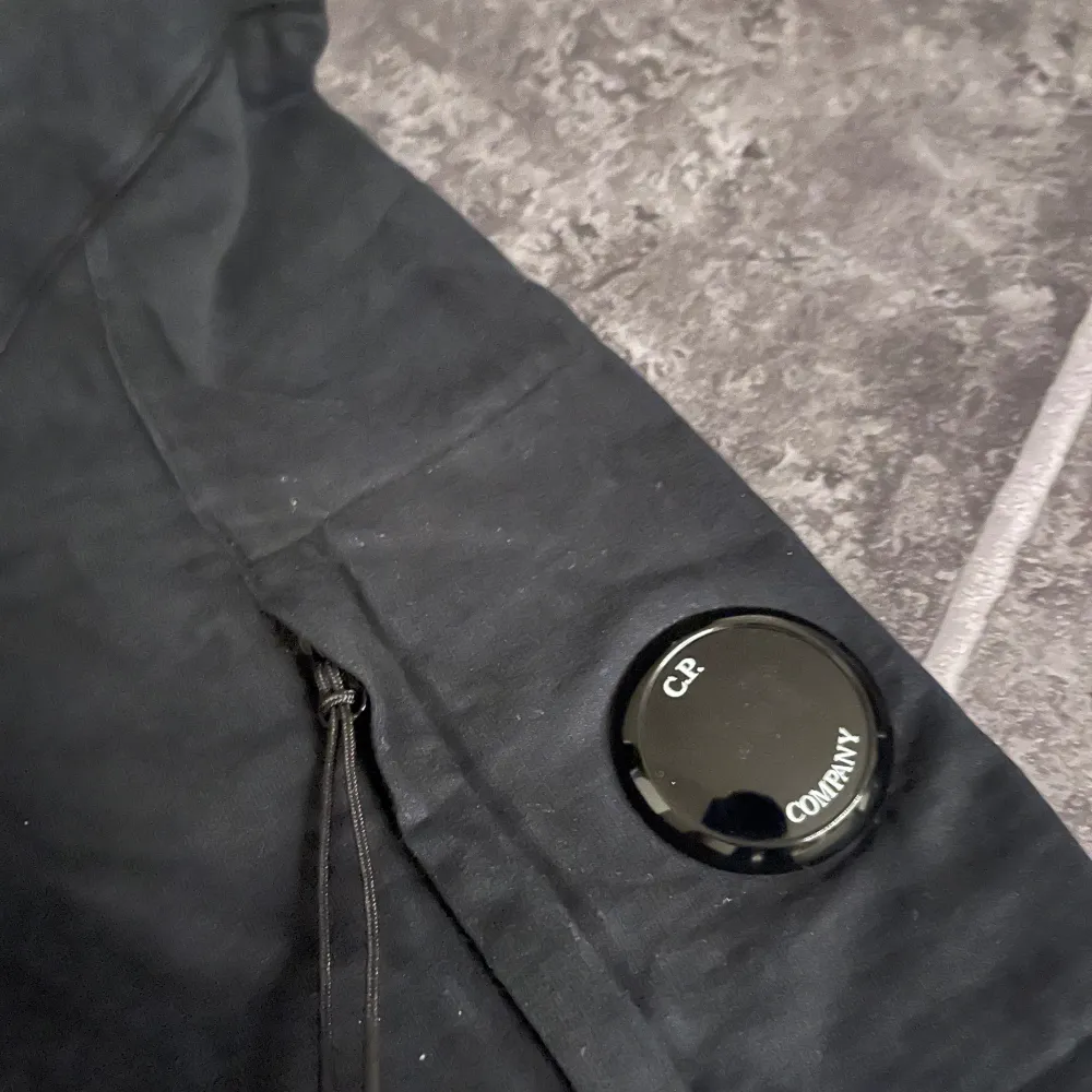 CP company hoodie, svart. Size: Large  Har använt ett par gånger. Bra skick 100% äkta. Tröjor & Koftor.