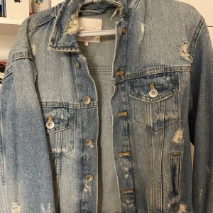 Jeansjacka Zara - Blå jeansjacka med slitning. Från zara
