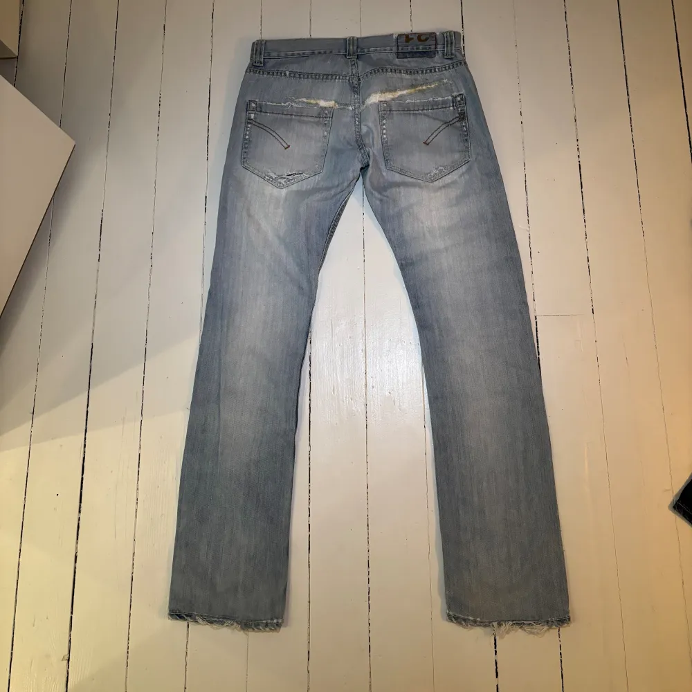 Unika jeans från Dondup i jättebra skick. Storlek 31. Skriv för frågor!. Jeans & Byxor.