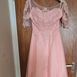 Denna vackra princess klänning i stl 34-36 säljes. Är i mycket bra skicka har endast använt 1 gång. Den har öven väldigt fina detaljer.  Priset kan diskuteras vid snabb affär. 
