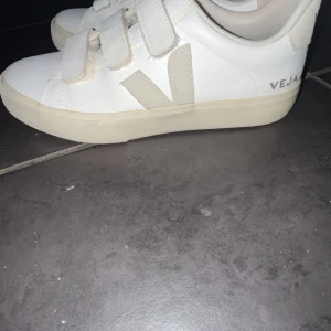 Veja skor  - Säljer dessa så snygga sneakers perfekta till sommaren. Dom är beiga på sidorna. Storlek 40. Nypris 1600-1700. Säljer för 850