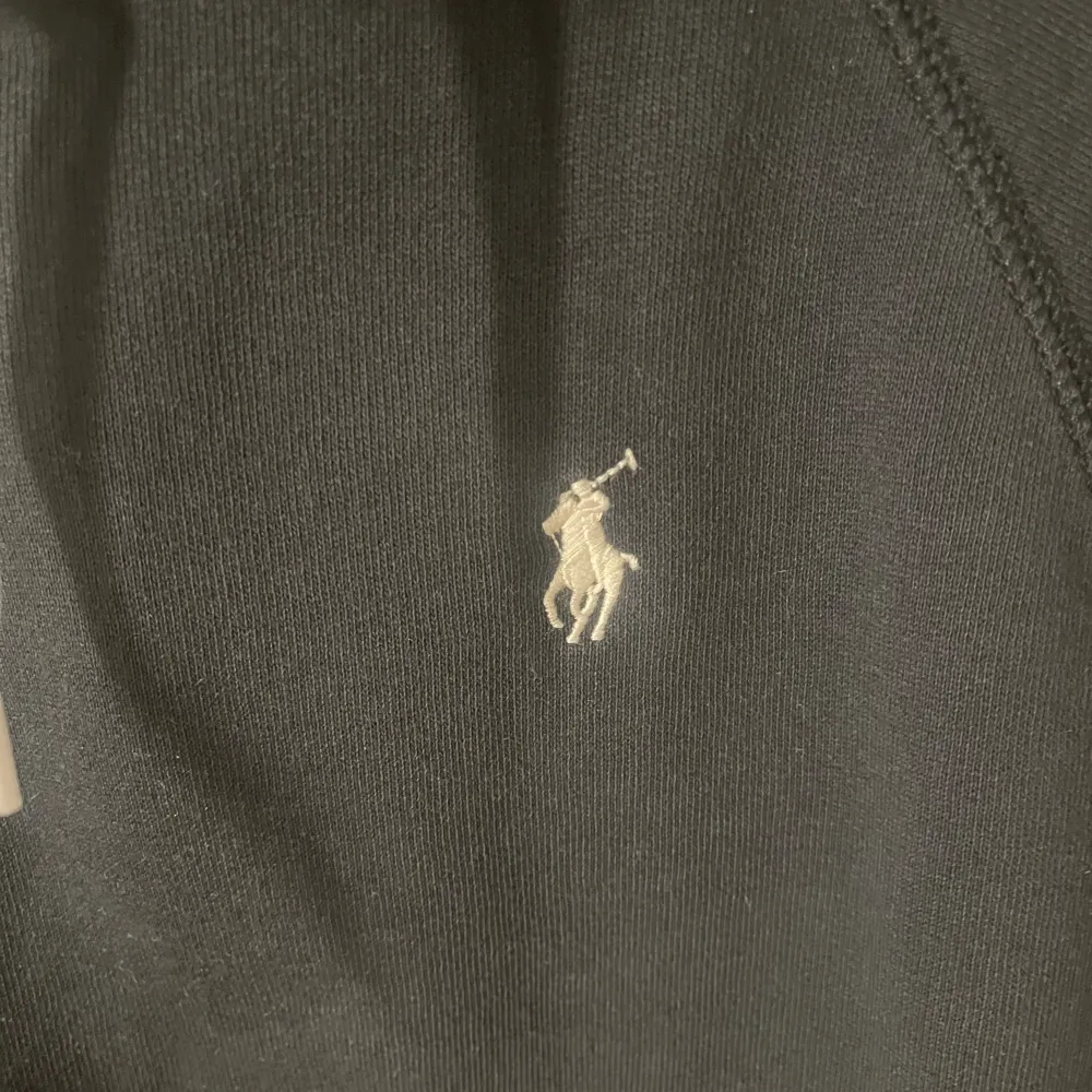 Säljer nu min superfina Ralph Lauren hoodie! ☺️Den är som helt ny och är endast använd 1-2 ggr. Köpt för ca 2000 kr. Storlek S. Köparen står för frakten!. Hoodies.