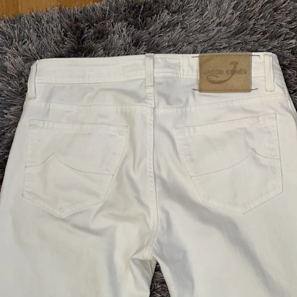 Säljer nu mina riktigt feta Jacob Cohen Jeans ifrån deras vinter kollektion förra året i färgen ”Snow White” grymma nu till sommaren! Hör av er vid frågor & funderingar🤝. Jeans & Byxor.