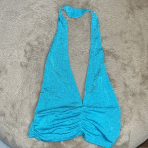 Blå ljuvlig topp  - blå topp från Nelly som är öppen i ryggen 🩵