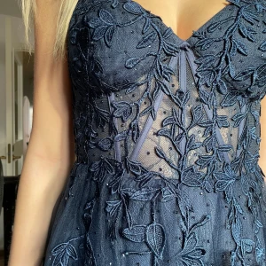 Bal Klänning - Säljer min fina mörkblåa bal klänning! då jag har en annan jag ska ha på min bal. Väldigt bra skick och bra tyg. Klänningen har fina detaljer! kom privat för storlekar