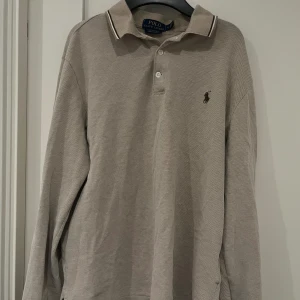 Polo Ralph Lauren tröja🙌🏼 - En riktigt snygg ralph lauren tröja i beige färg. Köpt i New york ganska nyligen, skick 8/10. Hör av er om ni har frågor🤝