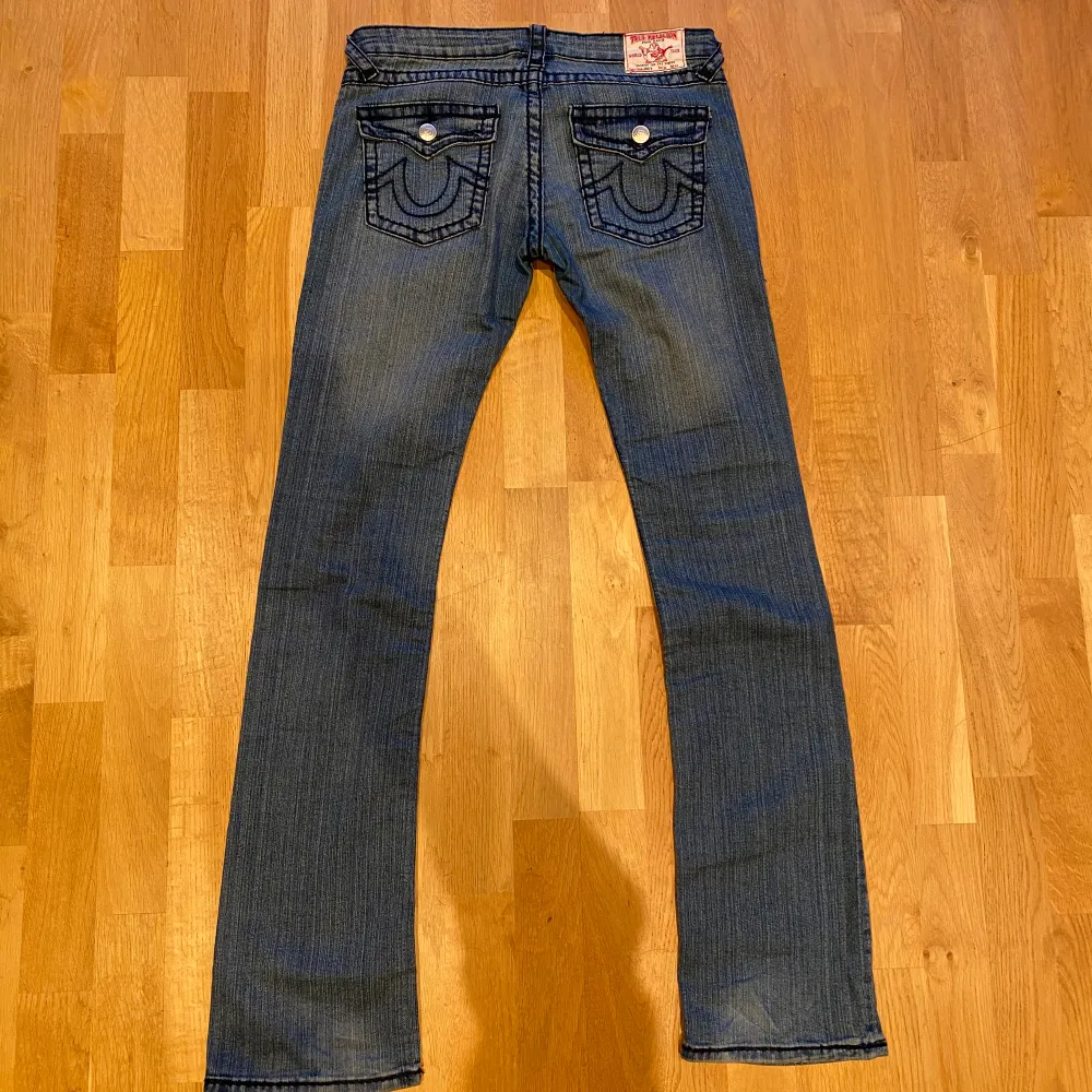 True religion jeans 30 i midjan, bra skick inga fel. Dom är långa på mig som är 1,73cm så de blir lite bootcut och är lågmidjade! 500kr. Jeans & Byxor.