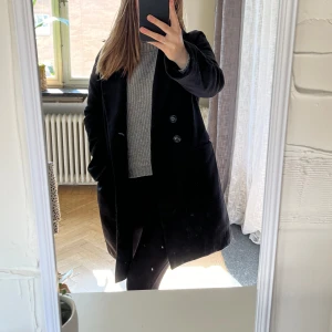 Svart ullkappa - Snygg svart ullkappa från H&M. Storlek 38 men liten i storlek, skulle säga att den mer är som en 36/S 🌸