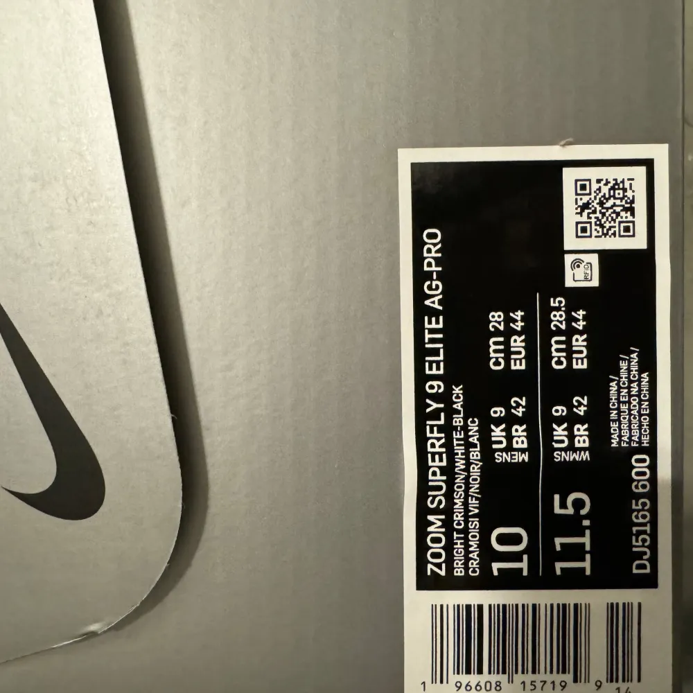 Säljer ett helt nytt och oanvändt Nike superfly skor med taggar kvar pga av att det ej gick att lämna tillbaka. Ny pris 2800kr Modellen finns ej kvar i denna storlek så stor efterfrågan. Storlek 44 Dobbar AG  ACC . Skor.