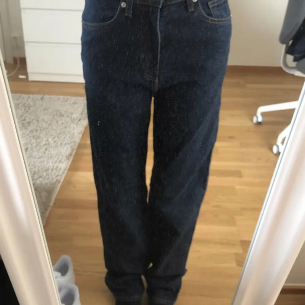 Dark wash kinda high waisted jeans . Jeans & Byxor.