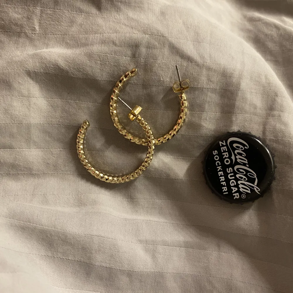 Säljer dessa guld ringar/ hoops💕30kr. Använde cola kork som storleks referens. Accessoarer.