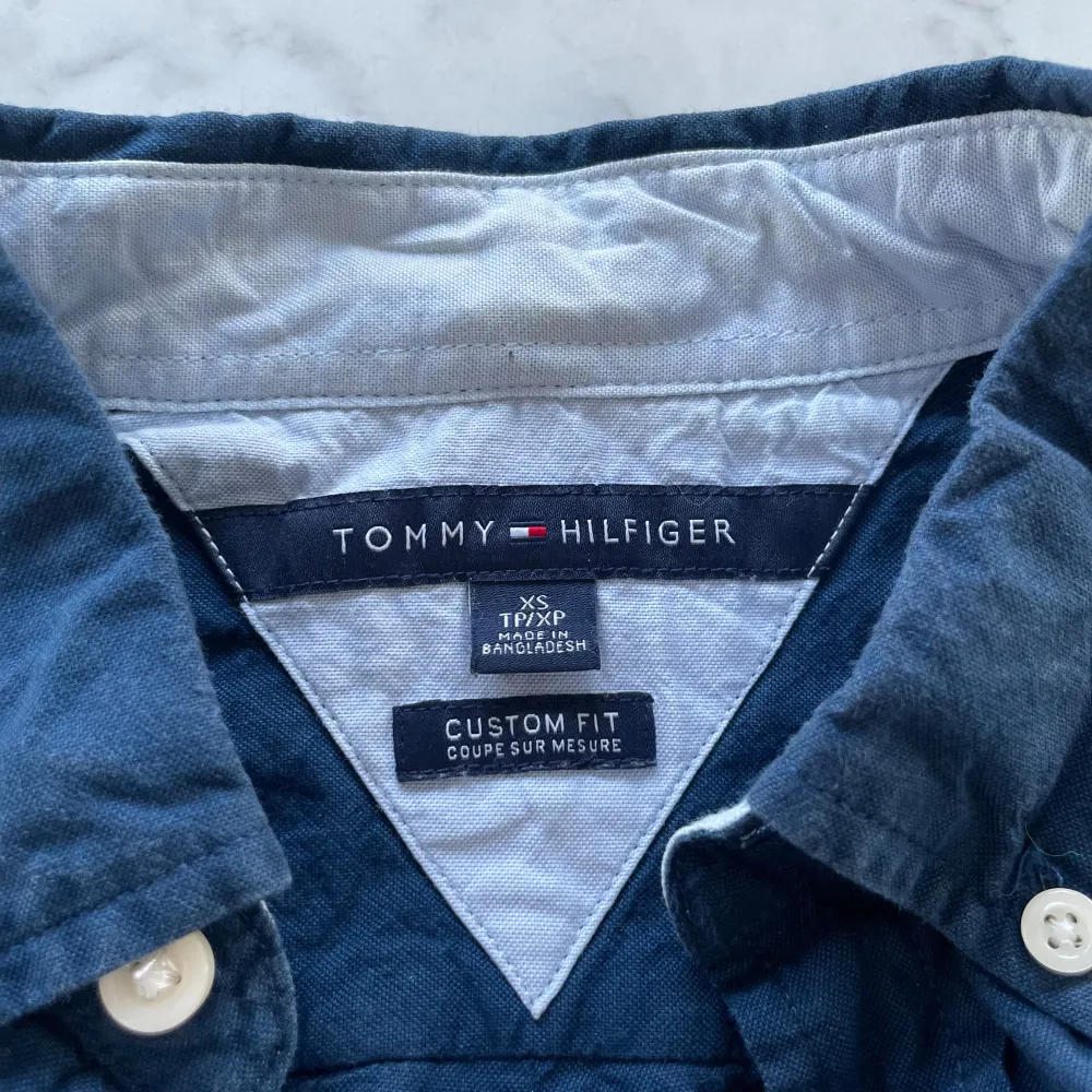 En tvärfet Tommy Hilfiger skjorta som passar i storleken XS men passar också S.🔥 || Nypris: 799kr  Mitt pris: 199kr. || Inga defekter eller skador✅ || Skriv till mig om ni har några funderingar!😁. Skjortor.