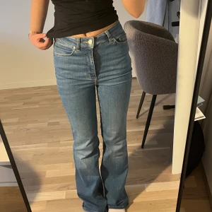 Flare curve bootcut Jeans, Cubus  - Säljer dessa midwaist  jeans från Cubus . De har inte kommit till min användning så har bara använt ett fåtal gånger. Det finns en liten ”defekt” som faktiskt var där när jag köpte, se bild 5. Köpte för 599kr säljer för 399kr💕