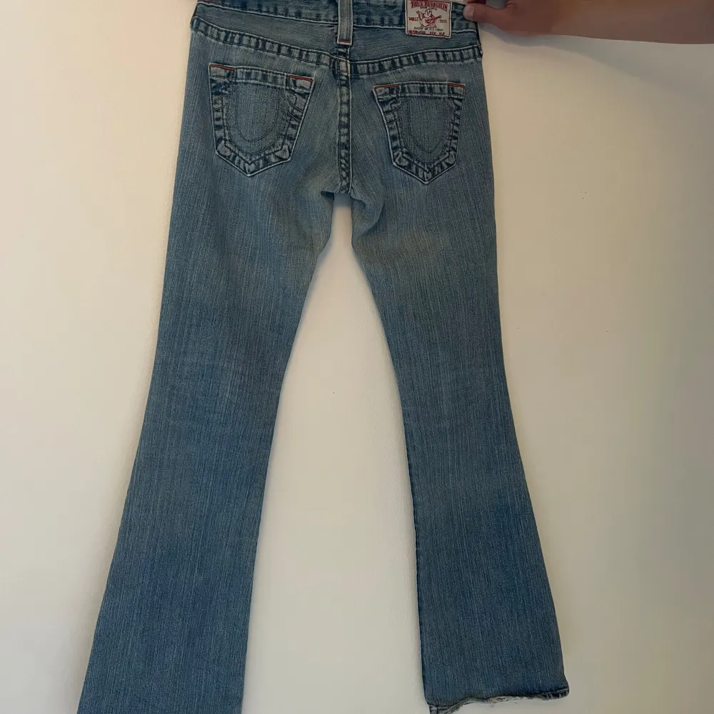 säljer dessa supersnygga jeans som har blivit alldeles för små för mej:(  BUD JUST NU: 680kr. Jeans & Byxor.