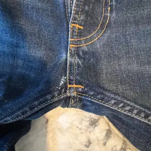 Ett par tvärfeta nudie jeans i storlek 31/32, inte så mycket använda. Två små defekter som visas i bilderna annars är de i topp skick, pris kan diskuteras. Kontakta gärna vid frågor!💸🍾💸🍾