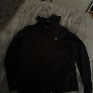 Tommy Hilfiger zip hoodie - I nyskick, knappt använd Navy blue från Tommy Hilfiger Nypris ca 1400kr