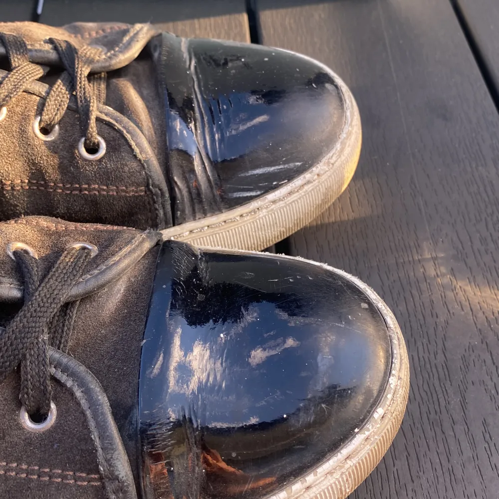 Säljer ett par lanvin skor i bra skick men då är målade så färgen som tidigare ägaren målat med har släppt och lite andra defekter, men det är bara utseendet, själva skon är i bra skick och finns mycket kvar att ge  Box ingår inte !!!!!. Skor.