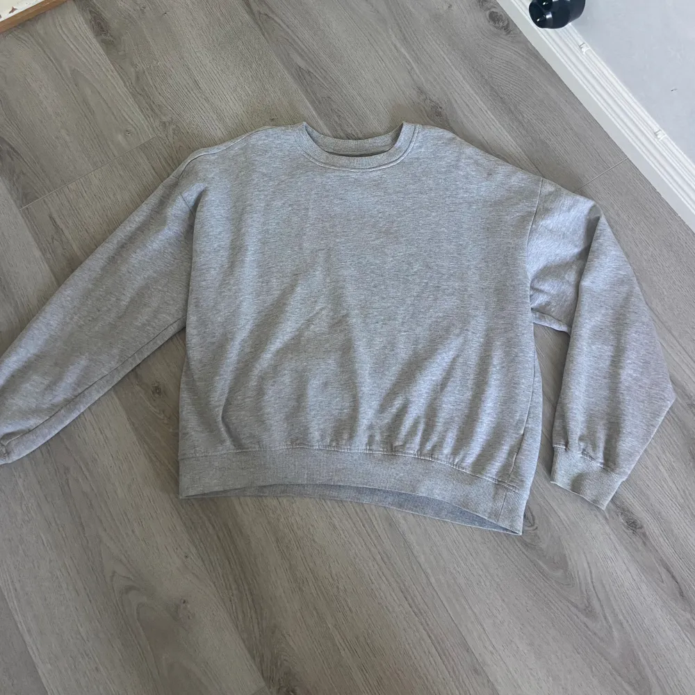 Fin grå sweatshirt, köpt på lager 157, storlek M men passar även S. Tröjor & Koftor.
