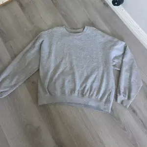 Fin grå sweatshirt, köpt på lager 157, storlek M men passar även S