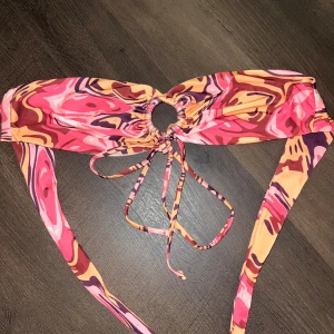 Bikini topp - Bikini topp från Nelly.  Man kan själv välja hur man vill ha den, som en bandeu eller med snören i nacken. Strl L men passar mer M skulle ja säga. Aldrig använd. Endast provad. 📷 Säg till om du vill ha fler bilder så fixar jag det. 💸 Vid snabb affär 