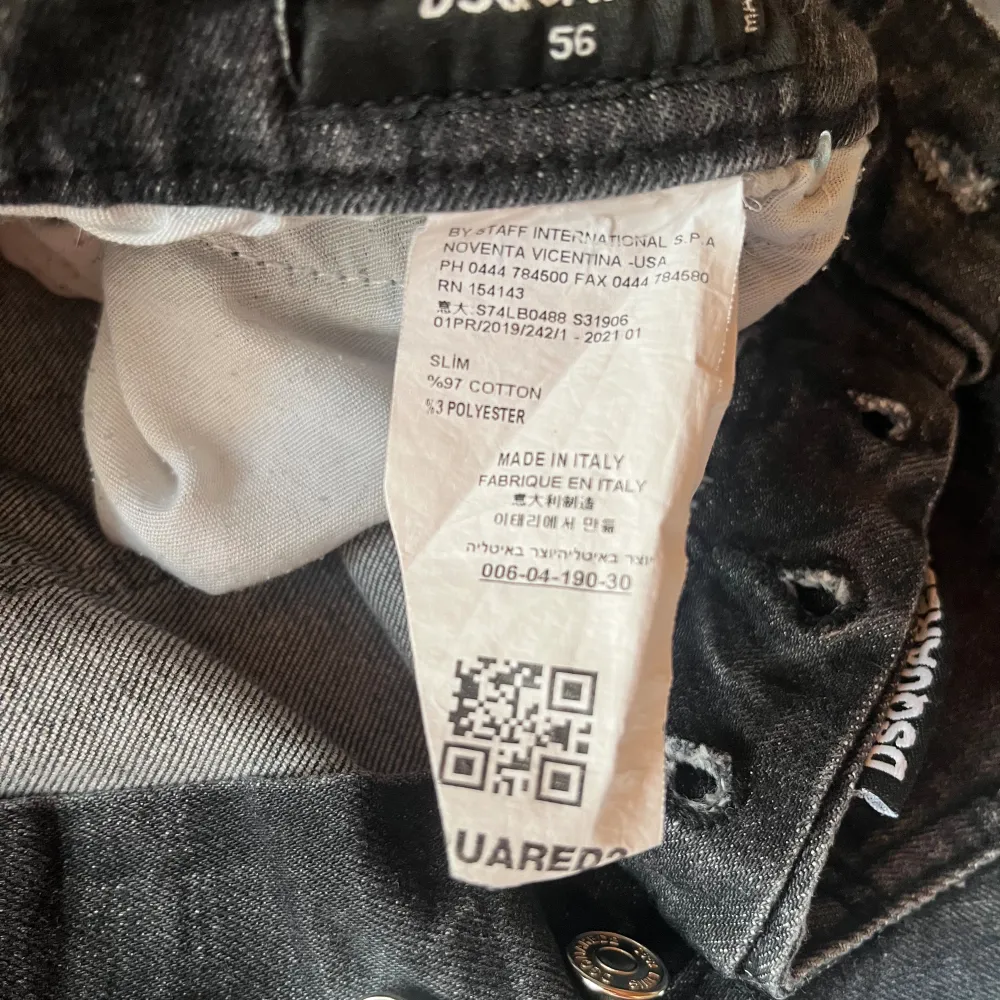 dsquared2 jeans  Äkta köpte för 9700  Använda få gånger   Byteshandel funkar också för byxorna . Jeans & Byxor.