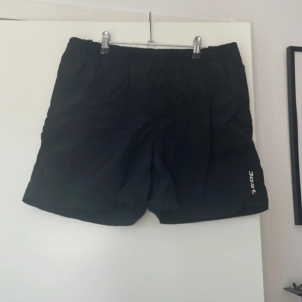 Ett par svarta badshorts från soc.. Shorts.