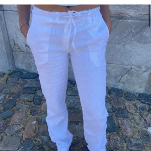 Linnebyxor  - Fina linnebyxor från DesigneBySi, använda men i fint skick, däremot har den lite slitage vid knappen men inget som syns!