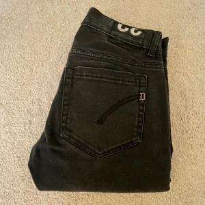 Dondup Geroge - Hej, Säljer nu mina super snygga dondup jeans som är i modellen "george".Jeansen är i storlek 32 men passar mindre. Jag på bilden är ungefär 180 och väger 68kg. Nypris ~ 3000kr mitt pris 899kr. Hör av er vid frågor eller funderingar! 🤝🏻