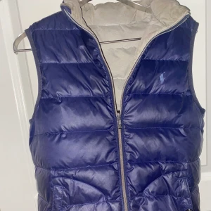 Ralph Lauren Väst - REVERSIBEL 🙌 (Går Ej att få tag på längre!) - Tja, säljer denna Reversibel Väst från Märket Polo Ralph Lauren. Västen går att vända ut och in så det blir som 2 västar i 1 perfekt nu till sommaren! Storleken är s men skulle säga att den passar xs. Tveka Ej kontakta vid frågor eller funderingar!🙌😁