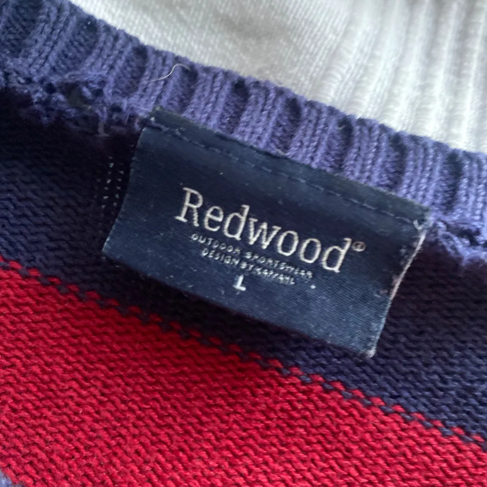 oversized, randig, stickad tröja ! den är köpt på stadsmissionen men märket är redwood. den är använd ganska flitigt, men skicket är fortfarande rätt bra. den har tre hål i baksidan av nacklinjen, men de syns knappt. pris kan diskuteras !. Tröjor & Koftor.