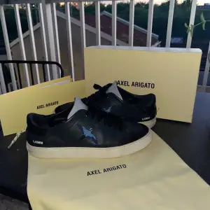 Erbjuder möjligheten till dessa fantastiska Axel Arigato skor nu när sommaren närmar sig. Skorna har tecken på användning men är i bra skick förutom limmad spricka i hälen. Erbjuder dem för ett extra  schysst pris vid en snabb affär.  Frågor i pm :)