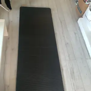 Säljer min yoga matta eftersom den inte kommer till användning. Den är jätte mjuk och är runt  2 meter❤️❤️Den är lite sönder på vissa ställen men inte på stora ytor👌🏼 Kan diskutera priset 