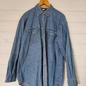 Tommy Hilfiger denimskjorta - Fräsch denimskjorta från Tommy Hilfiger, stl M. Fint skick!