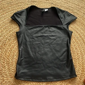 Topp - Säljer en typ helt oanvänd topp i läder material från hm🌠