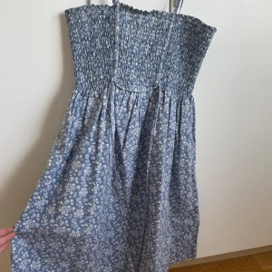 Blommig klänning  - Jättesöt blommig klänning🌸, klänningen går till mitten av låret. Banden knyts själv längst upp, ”resår” i övre delen. Bara och skriva till mig om fler bilder eller information behövs🫶 