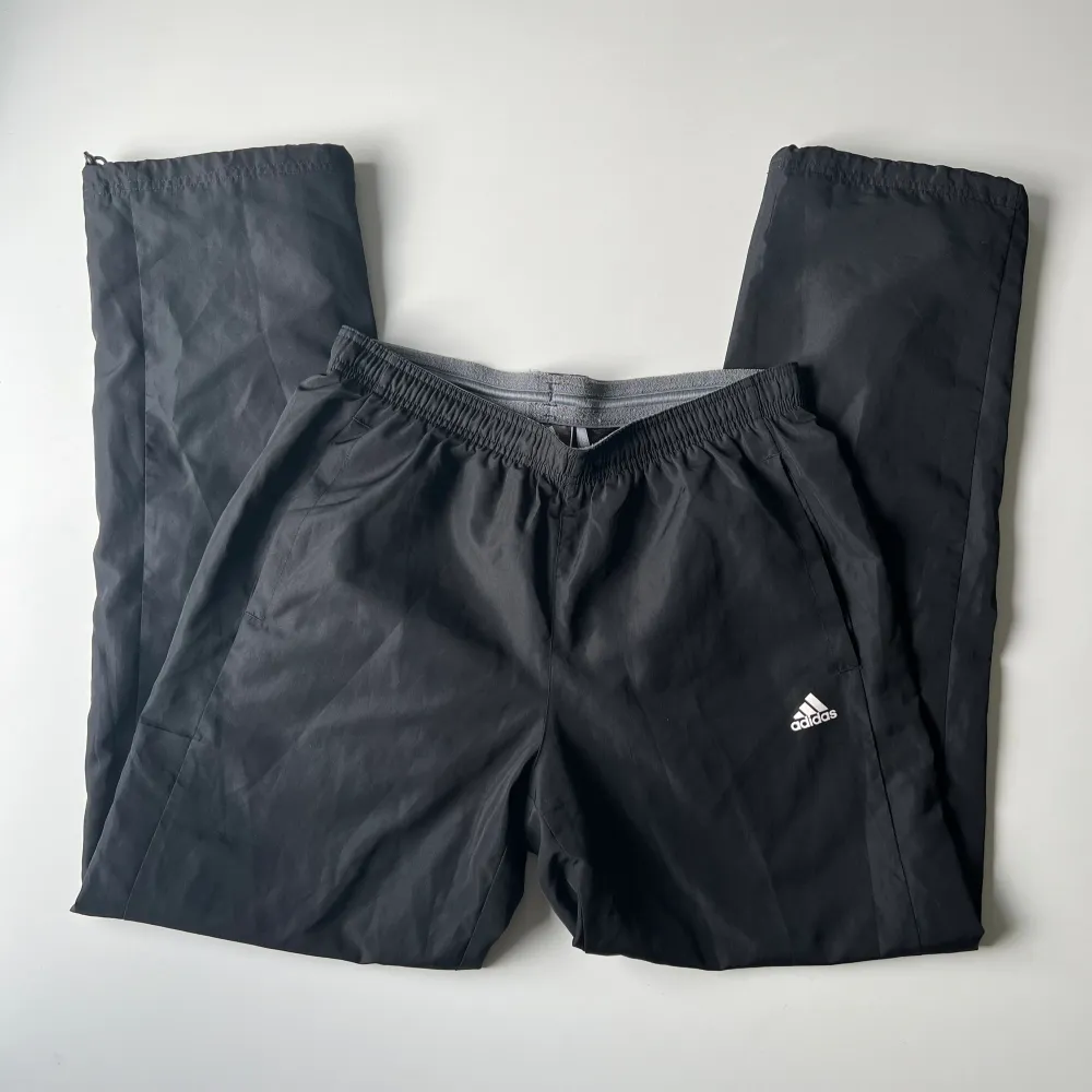 Svarta vintage Adidas baggy byxor. Midjemått: 76-88 cm, då det är justerbara. Innerbenslängd: 80 cm. Jag är 176 cm 💕. Jeans & Byxor.