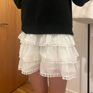 Vit kjol - Helt ny kjol, lappen kvar. Skriv privat om du undrar nått