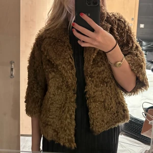 Dagmar jacka - House of Dagmar päls jacka med trekvarts ärmar. Super snygg och perfekt till sommarkvällar/ vår& höst Nypris: 10 000
