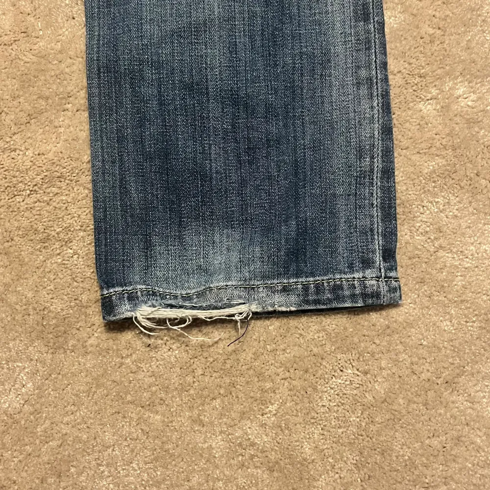 Köpte dessa Lågmidjade pepe jeans men tyvärr kommer dom inte till så mycket användning. Jag skulle säga att storleken stämmer och dom är bekväma för att vara ett par jeans. Dom är lite slitna längst ner på jeansen och det tog jag bild på🩷🩷. Jeans & Byxor.