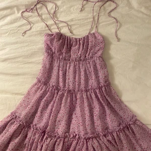 Sommarklänning - Jätte fin rosa/lila sommarklänning i väldigt bra skick, knappt använt då den varit för liten för mig. Är i storlek XXS men skulle säga att den även passar för storlek XS💕🙌🏻 