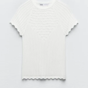 Zara top - Säljer en jättefin top från zara som är i jättebra skick, den är i storlek S och är så fin nu till sommaren! Pris kan diskuteras vid snabb affär💗kommer inte riktigt ihåg nypris men runt 300-400 kr😊skriv för fler frågor eller bilder☀️