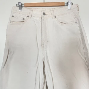 Rowe jeans från Weekday - Rowe jeans från Weekday i off white. High waist straight leg modell.  Storlek W30L32.    Har några små fläckar på benen, se bilder☺️