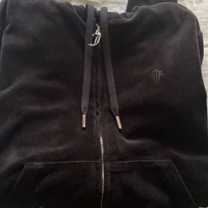 Juicy Couture tröja - Svart Juciy Couture tröja i strl XS Knappt använd alls, är fortfarande som ny  Vid snabb affär kan priset diskuteras  