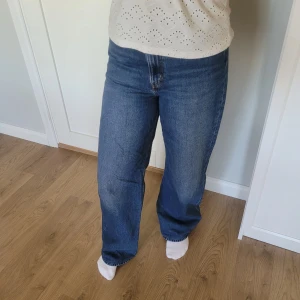 Levi's Jeans  - Jeans från Levi's i modellen high loose. Jeansen är högmidjade och väldigt baggy i modellen. W29 L32 (jeansen är uppsydda i benen så om man vill kan man göra dem längre). De är i gott skick, vid frågor är det bara att skriva och pris kan diskuteras:)