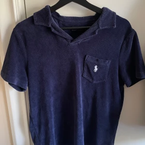 Polo Ralph Lauren Pike ( Mocha )  - Hej, jag vill nu sälja min piké då jag inte använder den längre, perfekt till sommaren och den ligger på 1900 kr i nypris men mitt pris är 900kr, vid frågor eller funderingar är de bara att höra av dig till oss mvh AL_closet