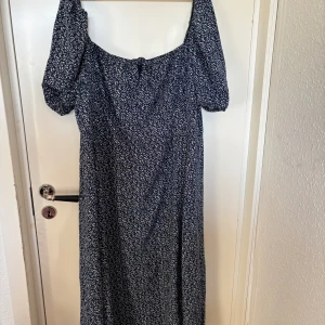 Sommarklänning  - Blå sommarklänning med bell sleeves och ordentlig byst inte platt. Maxiklänning.